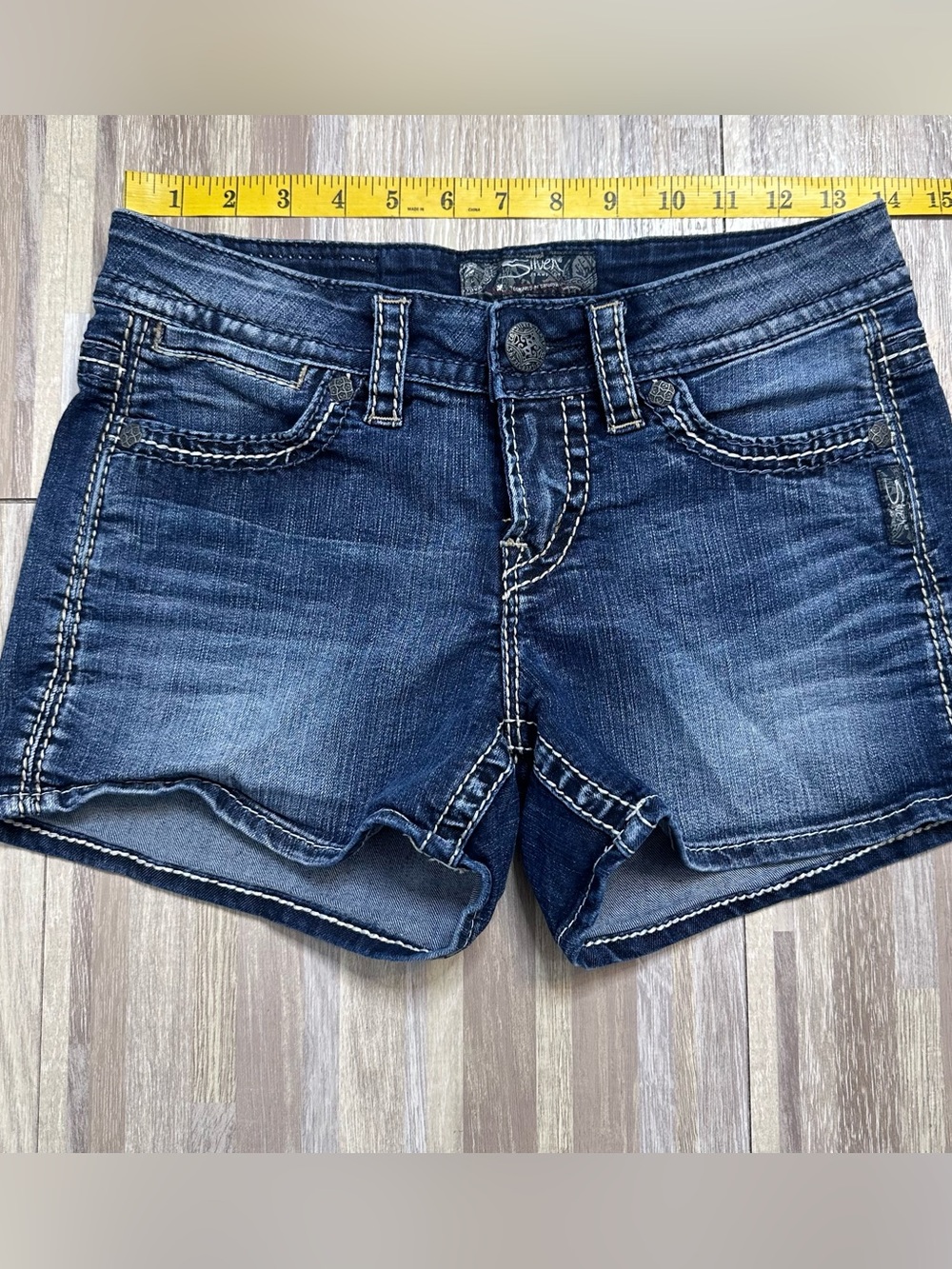 Silver Jeans Dark Indigo Denim Shorts With Embroidered Pockets Women’s 26” - Picture 2 of 14